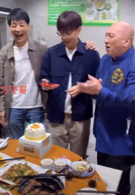 萬梓良一家三口現身蒼蠅小館!兒子高大帥氣,愛妻獨坐一旁顯不悅