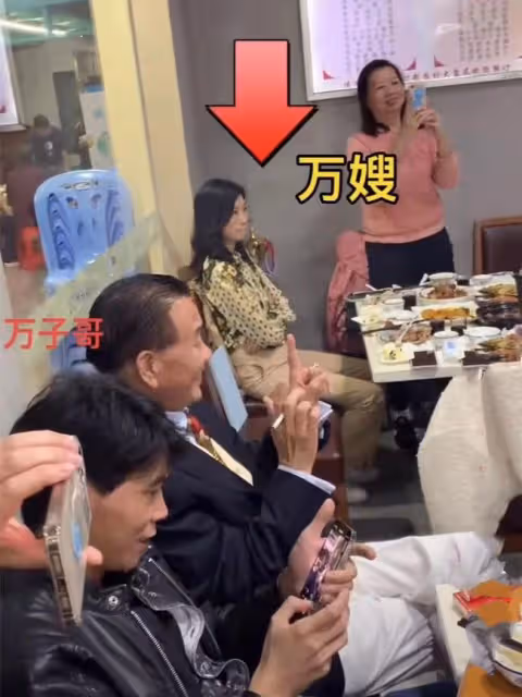 萬梓良一家三口現身蒼蠅小館!兒子高大帥氣,愛妻獨坐一旁顯不悅