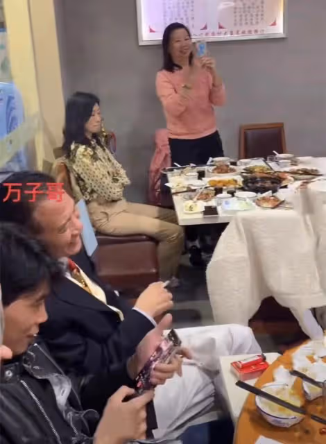 萬梓良一家三口現身蒼蠅小館!兒子高大帥氣,愛妻獨坐一旁顯不悅