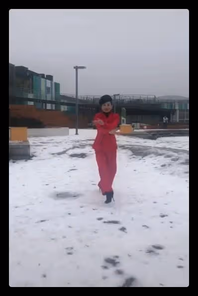 朱軍51歲妻子雪地秀舞姿,腳踩細高跟無壓力,穿紅西裝小細腰顯眼