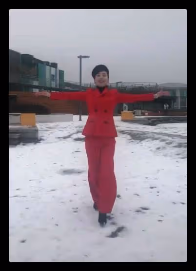 朱軍51歲妻子雪地秀舞姿,腳踩細高跟無壓力,穿紅西裝小細腰顯眼