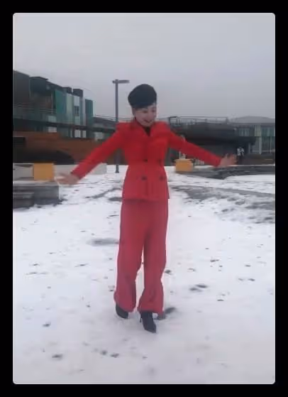 朱軍51歲妻子雪地秀舞姿,腳踩細高跟無壓力,穿紅西裝小細腰顯眼