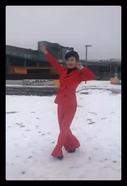 朱軍51歲妻子雪地秀舞姿,腳踩細高跟無壓力,穿紅西裝小細腰顯眼