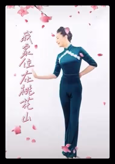 朱軍51歲妻子雪地秀舞姿,腳踩細高跟無壓力,穿紅西裝小細腰顯眼
