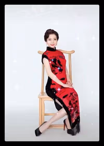 朱軍51歲妻子雪地秀舞姿,腳踩細高跟無壓力,穿紅西裝小細腰顯眼