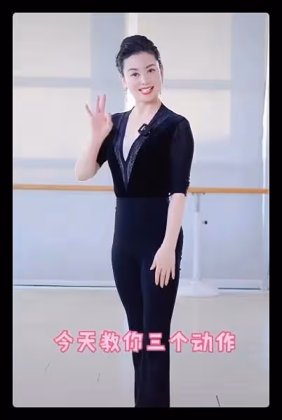 朱軍51歲妻子雪地秀舞姿,腳踩細高跟無壓力,穿紅西裝小細腰顯眼