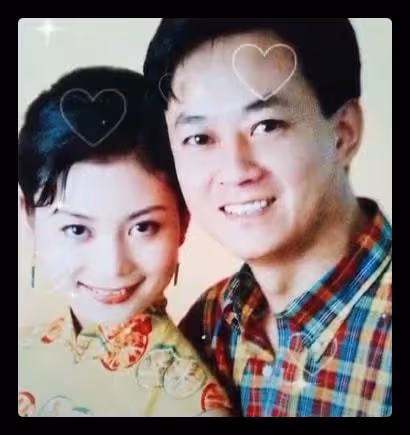 朱軍51歲妻子雪地秀舞姿,腳踩細高跟無壓力,穿紅西裝小細腰顯眼