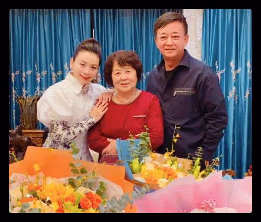 朱軍51歲妻子雪地秀舞姿,腳踩細高跟無壓力,穿紅西裝小細腰顯眼