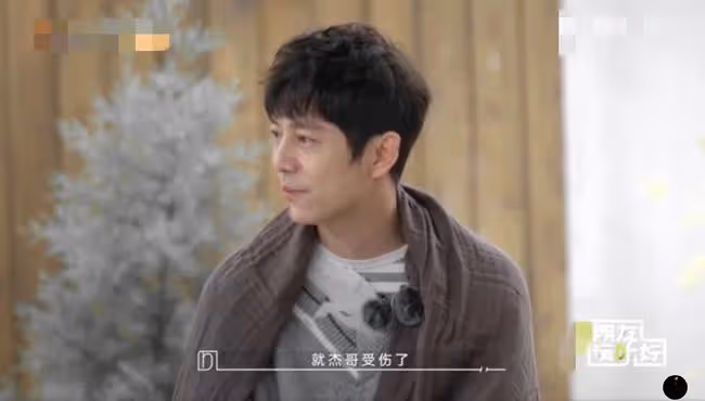 謝娜自曝曾陷抑鬱!生下二胎後為小事就想哭,何炅心疼到紅了眼眶