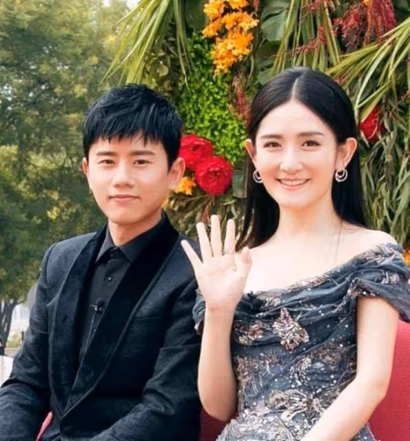 謝娜自曝曾陷抑鬱!生下二胎後為小事就想哭,何炅心疼到紅了眼眶
