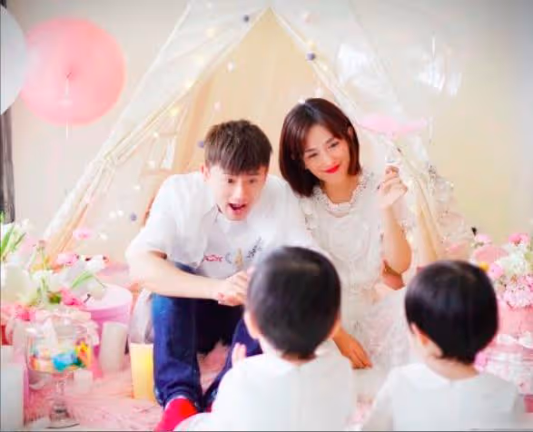 謝娜自曝曾陷抑鬱!生下二胎後為小事就想哭,何炅心疼到紅了眼眶