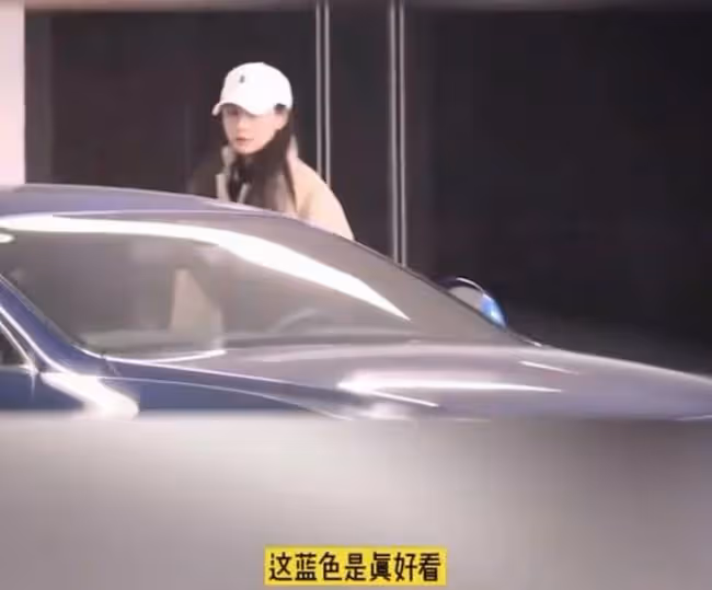 沈夢辰被批炫富!高調開300萬豪車摳鼻屎,杜海濤曾七夕送其奔馳