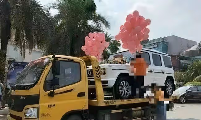 沈夢辰被批炫富!高調開300萬豪車摳鼻屎,杜海濤曾七夕送其奔馳