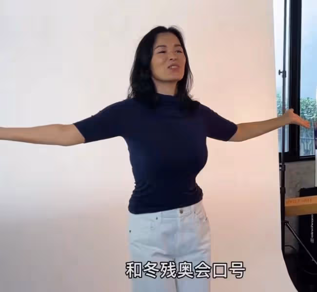 韋唯隱退8年復出！與張學友等巨星為冬奧獻唱，身材纖細狀態佳