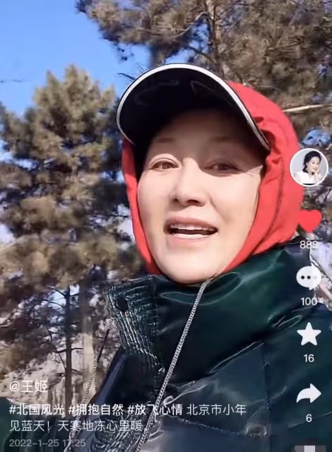 59歲戲骨王姬現身北京街頭散步，不戴口罩無人識，首回應整容傳聞