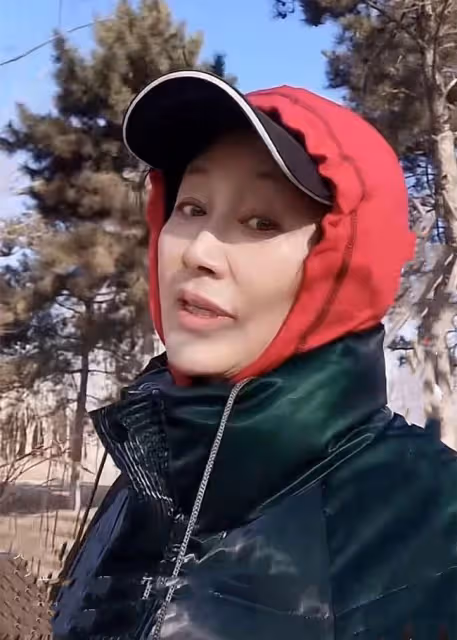 59歲戲骨王姬現身北京街頭散步，不戴口罩無人識，首回應整容傳聞