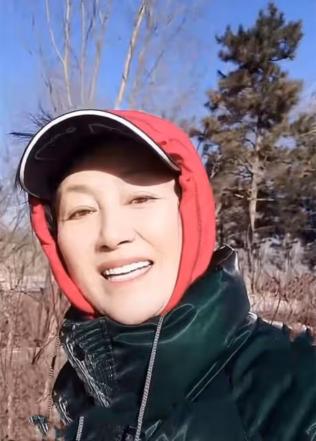 59歲戲骨王姬現身北京街頭散步，不戴口罩無人識，首回應整容傳聞