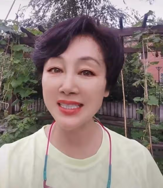 59歲戲骨王姬現身北京街頭散步，不戴口罩無人識，首回應整容傳聞