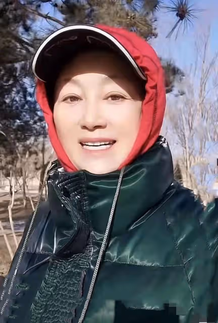 59歲戲骨王姬現身北京街頭散步，不戴口罩無人識，首回應整容傳聞