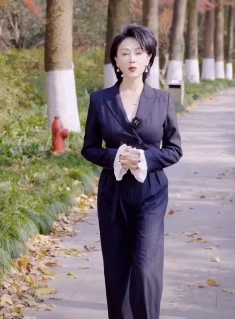 59歲戲骨王姬現身北京街頭散步,不戴口罩無人識,首回應整容傳聞