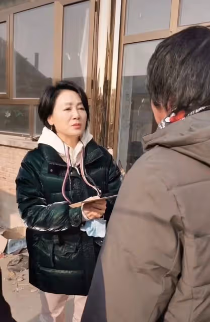 59歲戲骨王姬現身北京街頭散步,不戴口罩無人識,首回應整容傳聞