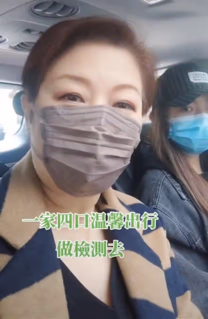 59歲江華攜一家四口出行!兒子高顏值像爸爸,女兒似媽媽曾盼出道