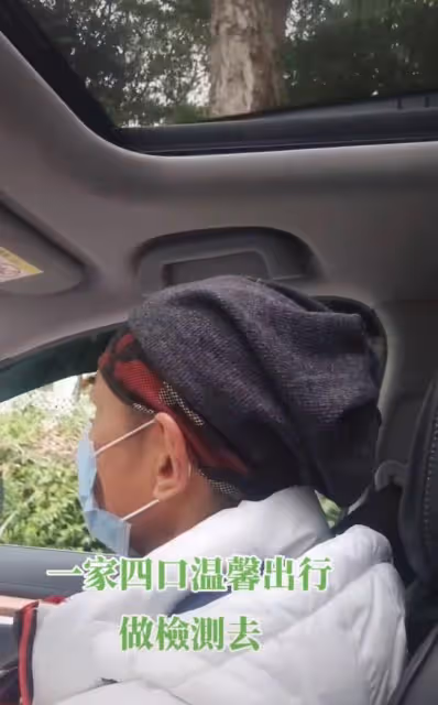 59歲江華攜一家四口出行!兒子高顏值像爸爸,女兒似媽媽曾盼出道