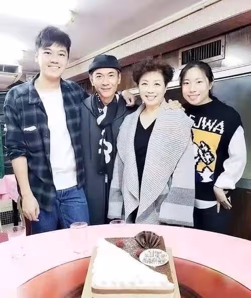 59歲江華攜一家四口出行!兒子高顏值像爸爸,女兒似媽媽曾盼出道