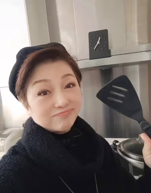 59歲江華攜一家四口出行!兒子高顏值像爸爸,女兒似媽媽曾盼出道