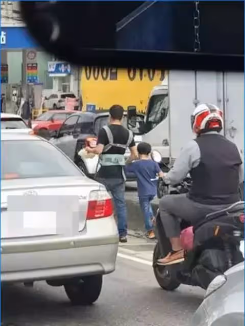 新北街頭「父胸前背一個」手裡牽一個兒賣玉蘭花！畫面鼻酸... 兩派卻吵翻，有人大怒：拿命換錢大家「不要上當啊」