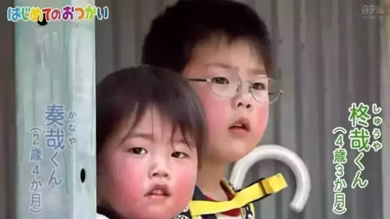 淚目!為了祭奠在天堂的爸爸,4歲的哥哥帶著2歲的弟弟坐車去買花:路很長,謝謝有你陪我