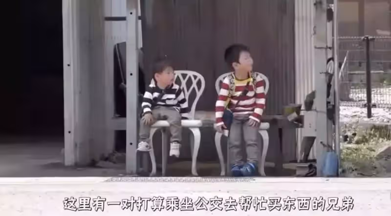 淚目!為了祭奠在天堂的爸爸,4歲的哥哥帶著2歲的弟弟坐車去買花:路很長,謝謝有你陪我