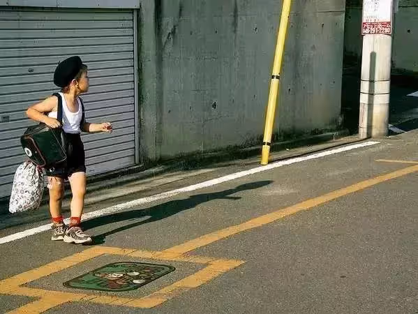 淚目!為了祭奠在天堂的爸爸,4歲的哥哥帶著2歲的弟弟坐車去買花:路很長,謝謝有你陪我