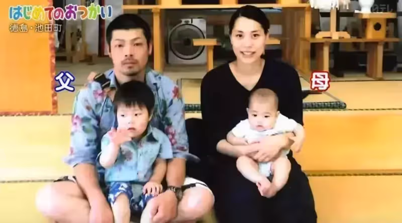 淚目!為了祭奠在天堂的爸爸,4歲的哥哥帶著2歲的弟弟坐車去買花:路很長,謝謝有你陪我