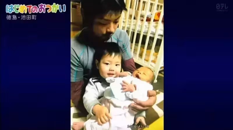 淚目!為了祭奠在天堂的爸爸,4歲的哥哥帶著2歲的弟弟坐車去買花:路很長,謝謝有你陪我