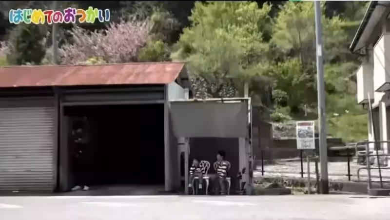 淚目!為了祭奠在天堂的爸爸,4歲的哥哥帶著2歲的弟弟坐車去買花:路很長,謝謝有你陪我
