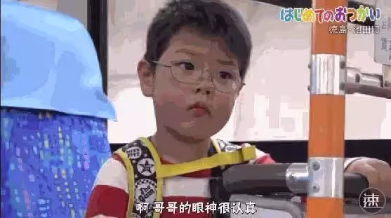 淚目!為了祭奠在天堂的爸爸,4歲的哥哥帶著2歲的弟弟坐車去買花:路很長,謝謝有你陪我