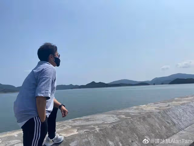少男心爆發!71歲譚詠麟狂曬多角度自拍,心情大好擺各種搞怪表情