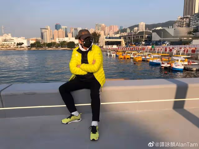 少男心爆發！71歲譚詠麟狂曬多角度自拍，心情大好擺各種搞怪表情