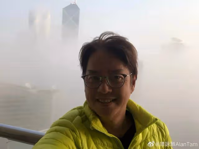 少男心爆發！71歲譚詠麟狂曬多角度自拍，心情大好擺各種搞怪表情