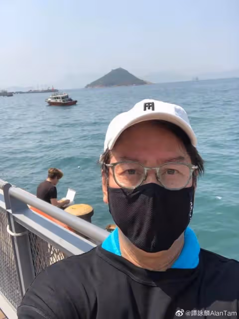 少男心爆發！71歲譚詠麟狂曬多角度自拍，心情大好擺各種搞怪表情