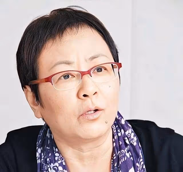 港圈初代喜劇女星罕現身,息影近30年為友返港,長相曾遭觀眾批評