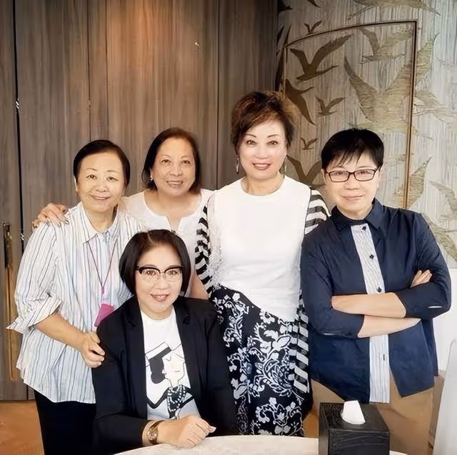港圈初代喜劇女星罕現身,息影近30年為友返港,長相曾遭觀眾批評
