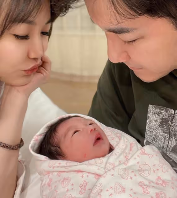 恭喜！雙胞胎男星宣布小11歲妻子產女，陪進產房親手剪臍帶太感動