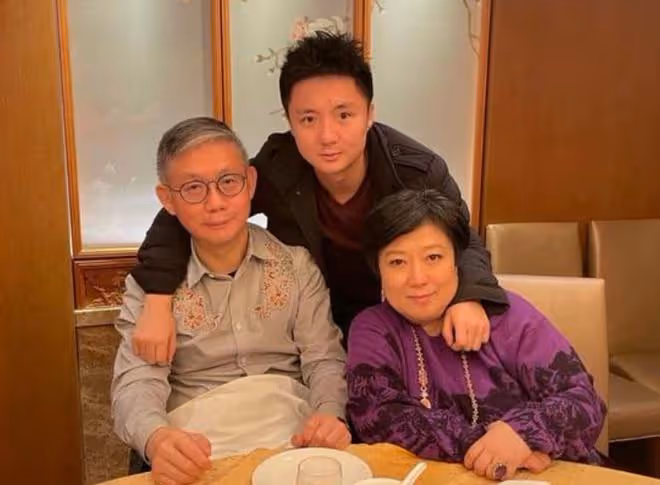 港姐大罵百億豪門父子是人渣！稱對方有古怪要求，這1年是噩夢