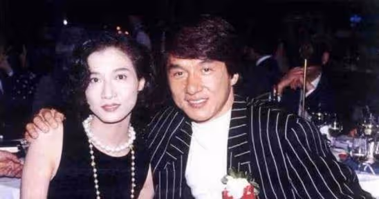 同爸不同命的星二代,成龍兒子開百萬豪車,女兒住百元賓館