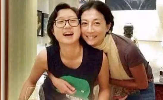 同爸不同命的星二代,成龍兒子開百萬豪車,女兒住百元賓館