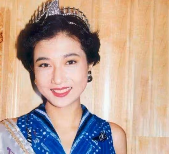 同爸不同命的星二代,成龍兒子開百萬豪車,女兒住百元賓館