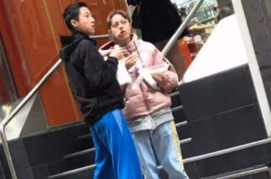 同爸不同命的星二代,成龍兒子開百萬豪車,女兒住百元賓館