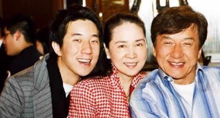 同爸不同命的星二代,成龍兒子開百萬豪車,女兒住百元賓館